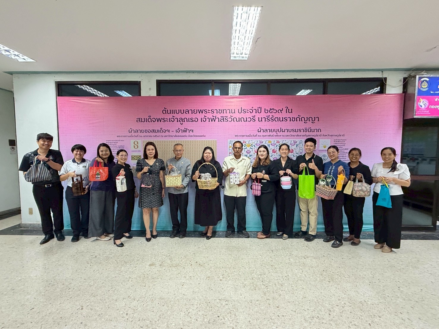 พช.สระแก้ว นำโดยนายชัยณรงค์ รักษารัตน์ พัฒนาการจังหวัดสระแก้ว พร้อมด้วยผู้อำนวยการกลุ่มงาน และเจ้าหน้าที่สำนักงานพัฒนาชุมชนจังหวัดสระแก้ว ร่วมกิจกรรม “หิ้วปิ่นโต” รับประทานอาหารกลางวันร่วมกัน